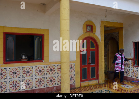 Maroc, Essaouira, woman washing dans une cour dans la Médina Banque D'Images