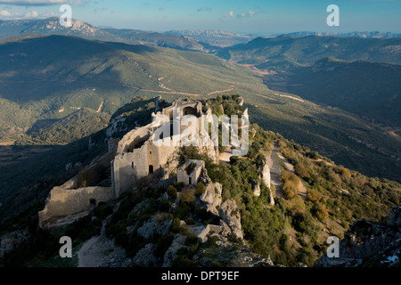 Ancien site du château cathare de Peyrepertuse, le château de Peyrepertuse au début de l'hiver ; Corbieres, France Banque D'Images