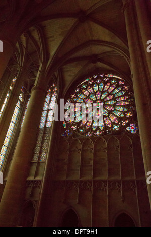 Le célèbre vieux vitraux, à l'intérieur de l'église du xie siècle, la basilique Saint-Nazaire, Carcassonne, France Banque D'Images