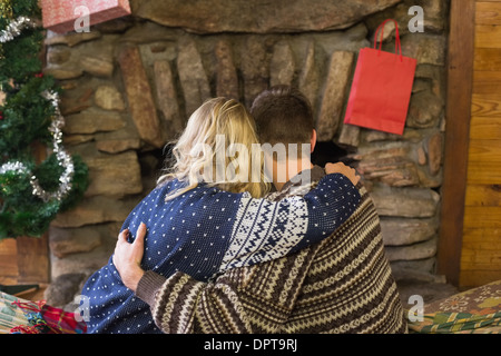 Couple romantique en face de cheminée Banque D'Images