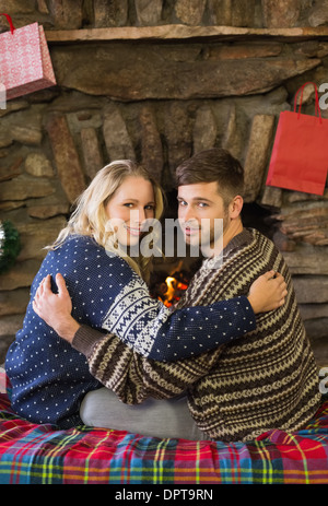 Portrait de couple romantique en face de cheminée Banque D'Images