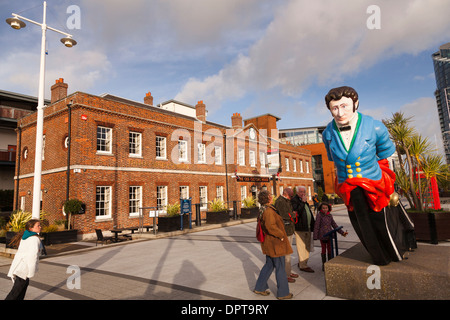 Les visiteurs qui cherchent à l'extérieur de la proue HMS Vernon l'Ancienne Douane à GUNWHARF QUAYS Portsmouth. Banque D'Images