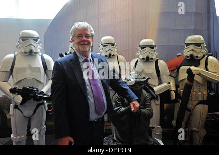 Singapour. 16 janvier, 2014. George Lucas cinéaste assiste à l'ouverture de Lucasfilm Animation du nouveau site de production, le Sandcrawler à Singapour, 16 janvier 2014. Credit : Puis Chih Wey/Xinhua/Alamy Live News Banque D'Images