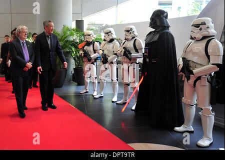 Singapour. 16 janvier, 2014. Cinéaste George Lucas (L) assiste à l'ouverture de Lucasfilm Animation du nouveau site de production, le Sandcrawler à Singapour, 16 janvier 2014. Credit : Puis Chih Wey/Xinhua/Alamy Live News Banque D'Images