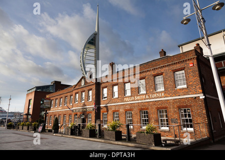 L'Ancienne Douane à PORTSMOUTH GUNWHARF QUAYS et Spinnaker Tower. Banque D'Images