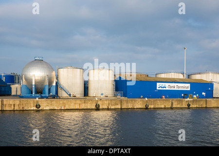 Les réservoirs de stockage de pétrole, produits chimiques, engrais liquides, les biocarburants à Sea-Tank Terminal, port de Gand, Flandre orientale, Belgique Banque D'Images