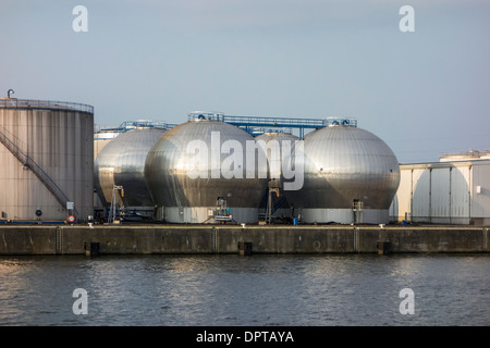 Les réservoirs de stockage de pétrole, produits chimiques, engrais liquides, les biocarburants à Sea-Tank Terminal, port de Gand, Flandre orientale, Belgique Banque D'Images