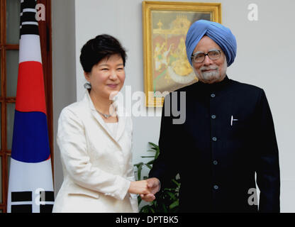 New Delhi, Inde. 16 janvier, 2014. Le Premier Ministre indien Manmohan Singh (R), serre la main du Président de la Corée du Sud Park Geun-hye avant une réunion à New Delhi, à New Delhi, Inde, le 16 janvier 2014. Credit : Partha Sarkar/Xinhua/Alamy Live News Banque D'Images