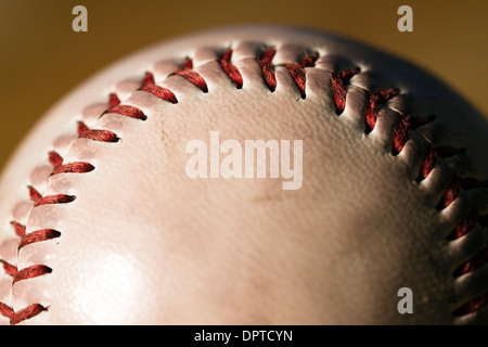 De près de l'surpiqûres rouges sur un base-ball Banque D'Images