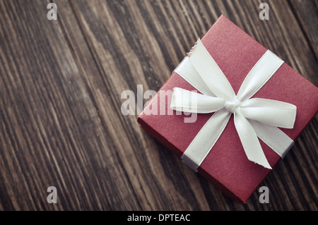 Boîte cadeau élégante rouge sur un fond de bois Banque D'Images