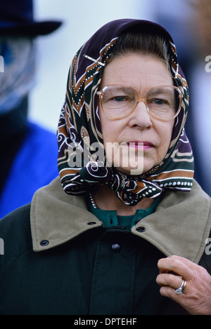 Une reine Elizabeth II à l'aspect anxieux, portant des lunettes, un foulard et une veste cirée verte, au Royal Windsor Horse Show. Berkshire, Angleterre.1989 Banque D'Images