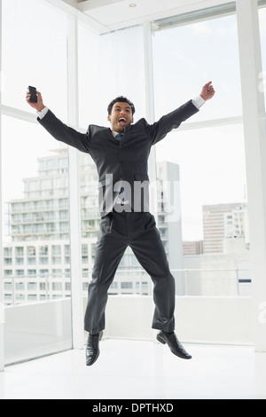 Jeune élégante gaie businessman cheering in office Banque D'Images