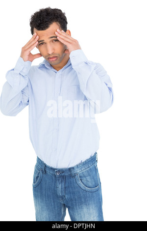 Portrait d'un jeune homme souffrant de maux de tête Banque D'Images