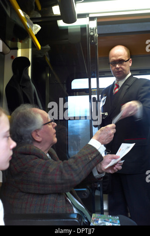 Un passager du train Prague et Bratislava mains son billet à un garde pour l'inspection Banque D'Images