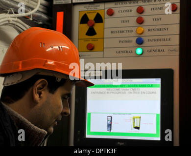 Jan 12, 2009 - Genève, Suisse - Le CERN (Centre européen pour la recherche nucléaire) a mis au point le Grand collisionneur de hadrons (LHC) pour mener des recherches sur les collisions de particules à haute énergie. Dave Barney efface l'accès de haute sécurité, à l'aide de l'analyse de la rétine, d'un Grand collisionneur de hadrons au CERN (caverne du détecteur Image Crédit : © George Grassie/ZUMA Press) Banque D'Images