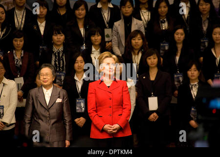 20 févr. 2009 - Séoul, Corée du Sud - la Secrétaire d'Etat américaine Hillary Clinton donne une conférence après après avoir reçu une 'Distinguished Fellow d'Ewha honoraire' à l'Ewha Womans University à Séoul. (Crédit Image : © Dong-Min Jang/ZUMA Press) Banque D'Images