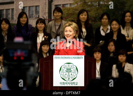 20 févr. 2009 - Séoul, Corée du Sud - la Secrétaire d'Etat américaine Hillary Clinton donne une conférence après après avoir reçu une 'Distinguished Fellow d'Ewha honoraire' à l'Ewha Womans University à Séoul. (Crédit Image : © Dong-Min Jang/ZUMA Press) Banque D'Images