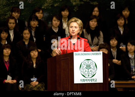 20 févr. 2009 - Séoul, Corée du Sud - la Secrétaire d'Etat américaine Hillary Clinton donne une conférence après après avoir reçu une 'Distinguished Fellow d'Ewha honoraire' à l'Ewha Womans University à Séoul. (Crédit Image : © Dong-Min Jang/ZUMA Press) Banque D'Images