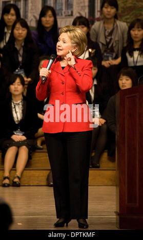 20 févr. 2009 - Séoul, Corée du Sud - la Secrétaire d'Etat américaine Hillary Clinton donne une conférence après après avoir reçu une 'Distinguished Fellow d'Ewha honoraire' à l'Ewha Womans University à Séoul. (Crédit Image : © Dong-Min Jang/ZUMA Press) Banque D'Images