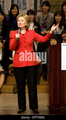 20 févr. 2009 - Séoul, Corée du Sud - la Secrétaire d'Etat américaine Hillary Clinton donne une conférence après après avoir reçu une 'Distinguished Fellow d'Ewha honoraire' à l'Ewha Womans University à Séoul. (Crédit Image : © Dong-Min Jang/ZUMA Press) Banque D'Images