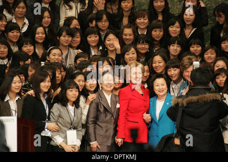 20 févr. 2009 - Séoul, Corée du Sud - la Secrétaire d'Etat américaine Hillary Clinton donne une conférence après après avoir reçu une 'Distinguished Fellow d'Ewha honoraire' à l'Ewha Womans University à Séoul. (Crédit Image : © Dong-Min Jang/ZUMA Press) Banque D'Images