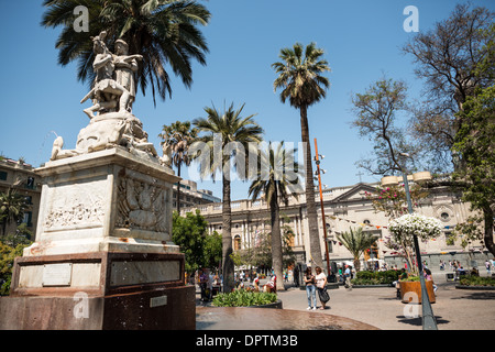 SANTIAGO, CHILI - une statue fontaine le centre de la Plaza de Armas à Santiago du Chili. Banque D'Images