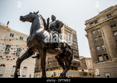 SANTIAGO, Chili — une imposante statue équestre de Don Pedro de Valdivia, le conquistador espagnol qui a fondé Santiago en 1541, se dresse bien en vue sur la place historique de Armas. Ce monument en bronze, placé sur la toile de fond de la ville qu'il a établie, est un puissant rappel des origines coloniales de Santiago et de l'héritage complexe de la conquête espagnole dans les Amériques. Banque D'Images