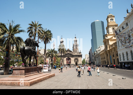 SANTIAGO, CHILI - Plaza de Armas dans le centre de Santiago du Chili, avec une statue de Don Pedro de Valdivia à gauche et la cathédrale métropolitaine de Santiago dans le centre du châssis. Banque D'Images