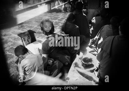 Mar. 11, 2009 - Katmandu, Népal, Bagmati - Jeunes lamas vu à travers une fenêtre au monastère de Copán. Après 50 ans de lutte pour un "Tibet libre", le dalaï-Lama place ses espoirs sur l'avenir des générations futures, qui sont, selon lui, "fort dans l'esprit tibétain'. Mais beaucoup craignent qu'une fois que le 14e Dalaï-Lama meurt, éléments rétif auront recours à la violence pour obtenir l'autonomie par rapport à la Chine. (Ima Crédit Banque D'Images