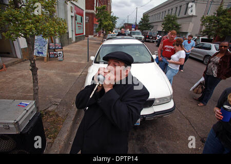 18 avr 2009 - Clarksdale, Mississippi, États-Unis - HARPE DEAK de Chicago, Illinois effectue dans les rues du centre-ville de Clarksdale au cours de la 6e conférence annuelle conjointe Juke qui met en valeur le festival de blues du Delta du Mississippi. Le festival a eu lieu le samedi, 18 mai, avec quelques événements musique début jeudi et se terminant par un dimanche soir blues jam session. (Crédit Image : © Gary Dwight Banque D'Images