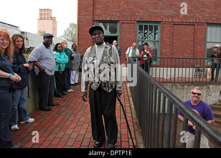 18 avr 2009 - Clarksdale, Mississippi, USA - David "Honeyboy" Edwards, 94, promenades au Delta Blues Museum stade d'effectuer dans le centre-ville de Clarksdale au cours de la 6e conférence annuelle conjointe Juke qui met en valeur le festival de blues du Delta du Mississippi. Honeyboy un Grammy award winner continue de tournée comme l'un des plus anciens joueurs de blues du Delta et est l'auteur de 'Sweet Home Chicago.' l'un Banque D'Images