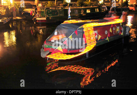 02 mai 2009 - Londres, Angleterre, Royaume-Uni - étroit éclairé des bateaux sur le Grand Union canal se rassemblent pour une cavalcade annuelle. Bateaux de travail et de loisirs de bateaux autour de la country line up pour l'affichage et un week-end parti en célébration de cette alternative populaire encore de vie. De nombreuses personnes vivent encore dans des bateaux sur les canaux britannique et bien d'essayer de préserver le mode de vie Banque D'Images