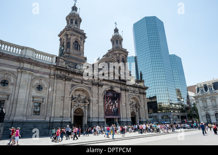 SANTIAGO, CHILI - la façade de la cathédrale métropolitaine de Santiago du Chili face à la Plaza de Armas. Banque D'Images