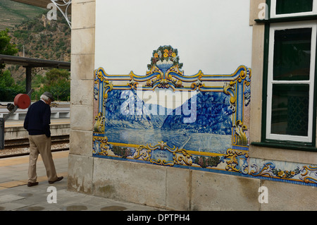Azulejos, carreaux de céramique peints à la gare de Pinhao. La Vallée du Douro, Portugal Banque D'Images