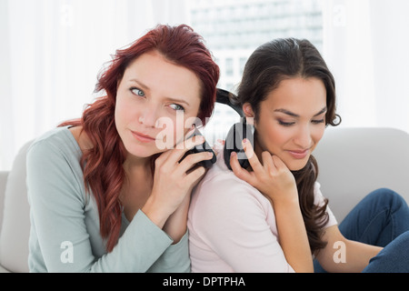 Les amis de la musique d'écoute au casque ensemble à la maison Banque D'Images