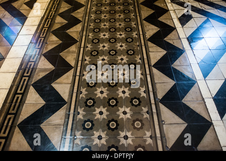 SANTIAGO, CHILI - Certains des ornements et carrelage distinctif sur le plancher de la cathédrale métropolitaine de Santiago (Catedral Metropolitana de Santiago) à Santiago du Chili, en face de la Plaza de Armas. La première cathédrale a été construite au cours de la période 1748 à 1800 (avec des modifications ultérieures) d'une conception néo-classique. Banque D'Images