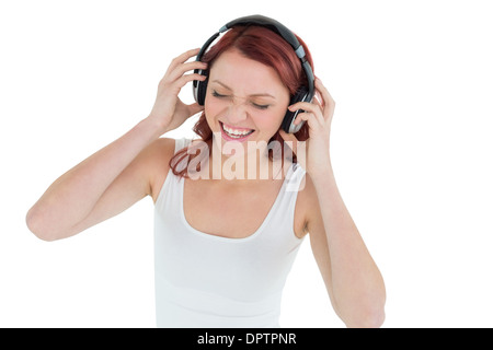 Femme profiter de la musique à travers des écouteurs Banque D'Images