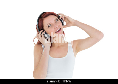 Femme profiter de la musique à travers des écouteurs Banque D'Images