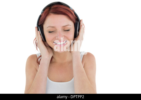 Belle femme profiter de la musique à travers des écouteurs Banque D'Images