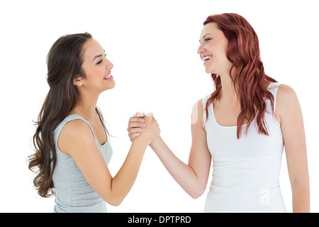 Deux cheerful young female friends Arm wrestling Banque D'Images