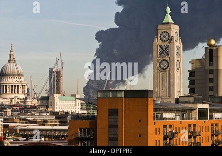 La fumée des incendies d'usine crée d'énormes nuage noir au-dessus de South Bank, Londres Banque D'Images