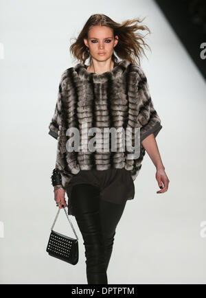 Berlin, Allemagne. 16 janvier, 2014. A model par le label allemand Laurel au cours de l'automne/hiver 2014 montre de la Mercedes-Benz Fashion Week, à Berlin, Allemagne, le 16 janvier 2014. Credit : Zhang Fan/Xinhua/Alamy Live News Banque D'Images