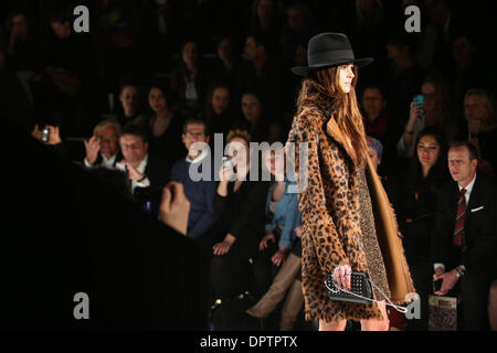 Berlin, Allemagne. 16 janvier, 2014. A model par le label allemand Laurel au cours de l'automne/hiver 2014 montre de la Mercedes-Benz Fashion Week, à Berlin, Allemagne, le 16 janvier 2014. Credit : Zhang Fan/Xinhua/Alamy Live News Banque D'Images