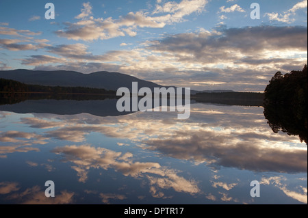 Ciel et nuages réflexions sur les eaux calmes du Loch Garten, Strathspey Inverness en Écosse. 9214 SCO. Banque D'Images