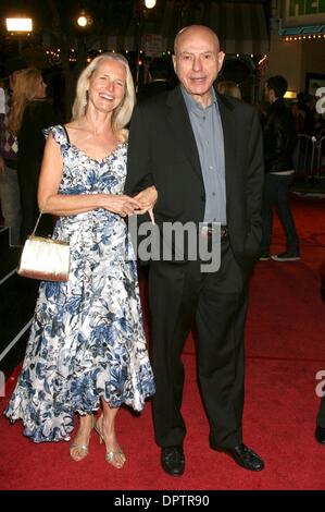 11 déc 2008 - Los Angeles, Californie, USA - l'Acteur ALAN ARKIN et épouse à l''Marley & Me Los Angeles Premiere tenue au Mann Village Theatre. (Crédit Image : Â© Paul Fenton/ZUMA Press) Banque D'Images