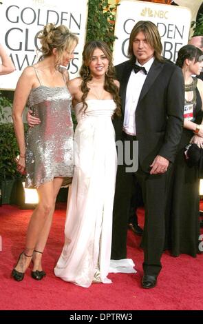 Jan 11, 2009 - Los Angeles, Californie, USA - actrice et chanteuse MILEY CYRUS ,mère LETICIA CYRUS et son père Billy RAY CYRUS à la 66e Golden Globes 2009 - Salle de presse tenue à l'hôtel Beverly Hilton (crédit Image : Â© Frank Foden/ZUMA Press) Banque D'Images