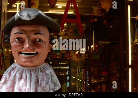 El Ingenio. Un magasin de vente spécialisé de tours de magie, de marionnettes, des perruques et des costumes de carnaval. Barri Gotic. Barcelone. Espagne Banque D'Images