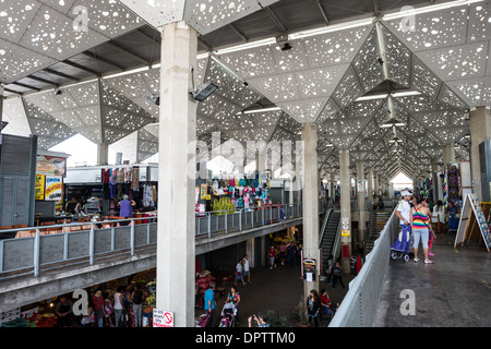 SANTIAGO, Chili — la structure de toit semi-ouverte du marché central de la Vega fournit une ventilation naturelle et de la lumière aux vendeurs de produits frais et d'aliments préparés. Situé de l'autre côté de la rivière Mapocho, en face du Mercado Central, ce marché se spécialise dans les fruits, les légumes et les produits laitiers. La conception distinctive du toit crée un espace naturellement éclairé pour ce marché chilien animé. Banque D'Images