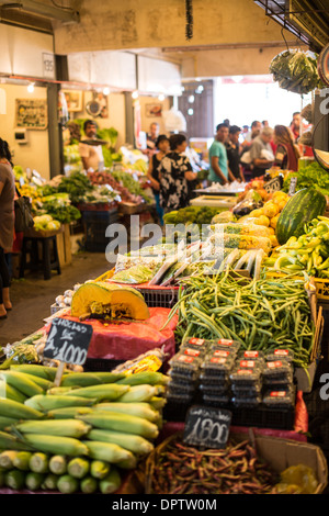 Mercado Tirso de Molina maïs frais haricots verts citrouille Santiago Chili | SANTIAGO, Chili — des épis empilés de choclo, terme chilien désignant le maïs frais, ainsi que de la courge et des haricots verts, se rassemblent dans un étal de produits au Mercado Tirso de Molina dans le district de Recoleta. Le choclo et la courge d'hiver sont des éléments de base de la cuisine domestique chilienne, formant la base de plats tels que la cazuela et le pastel de choclo. Le marché tire son approvisionnement de la fertile vallée centrale au sud de la capitale. Banque D'Images