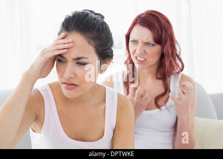 Angry young female friends having an argument Banque D'Images